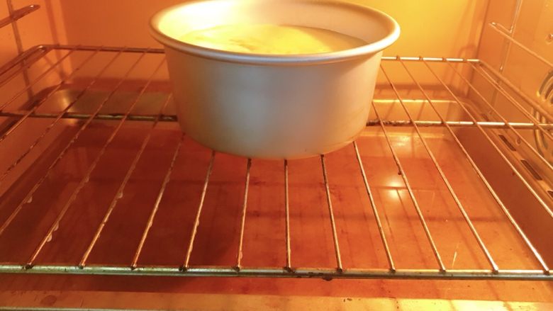 咸蛋黄芝士夹心蛋糕,水浴法，烤箱底部放冷水，140度烤60分钟