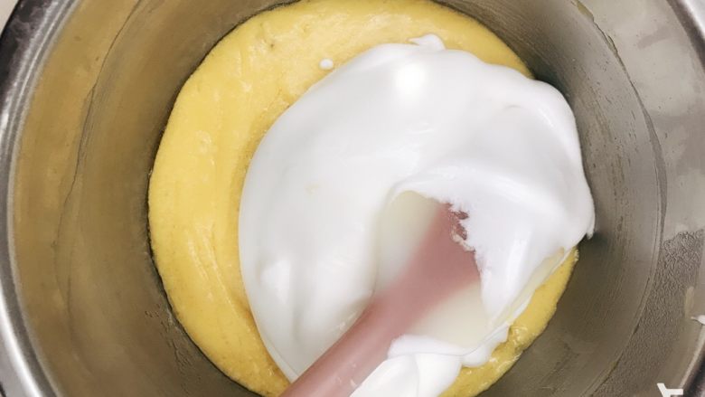 咸蛋黄芝士夹心蛋糕,1/2的蛋白糊加入蛋黄糊中，切拌均匀