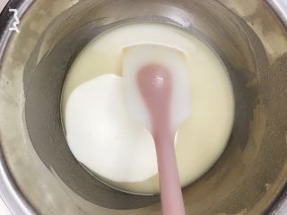 咸蛋黄芝士夹心蛋糕,面糊温度降下来一点，倒入酸奶或淡奶油拌匀，如果用淡奶油就可以加一点柠檬汁，增加风味