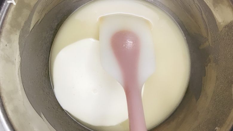 咸蛋黄芝士夹心蛋糕,面糊温度降下来一点，倒入酸奶或淡奶油拌匀，如果用淡奶油就可以加一点柠檬汁，增加风味