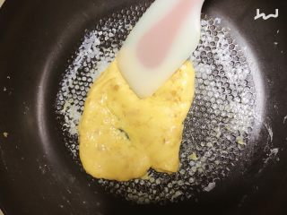咸蛋黄芝士夹心蛋糕,倒入碾碎的咸蛋黄翻炒均匀，稍凉后装入裱花袋。冬日要注意保持一些温度，不然咸蛋黄芝士酱会变硬