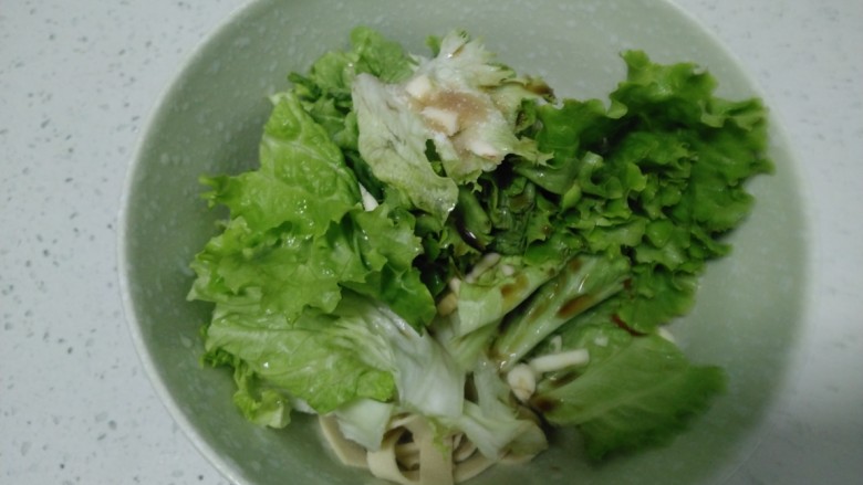 凉拌豆腐皮生菜,所有材料放入碗中。