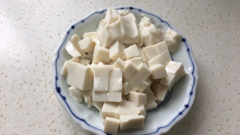 松茸荠菜豆腐汤,豆腐切成小块备用。