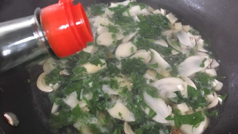 松茸荠菜豆腐汤,加少许麻油搅拌出锅。