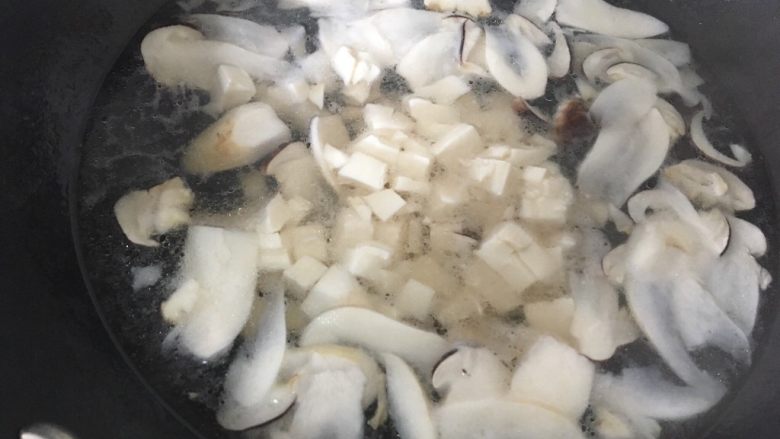 松茸荠菜豆腐汤,烧开后放入盐和豆腐块。