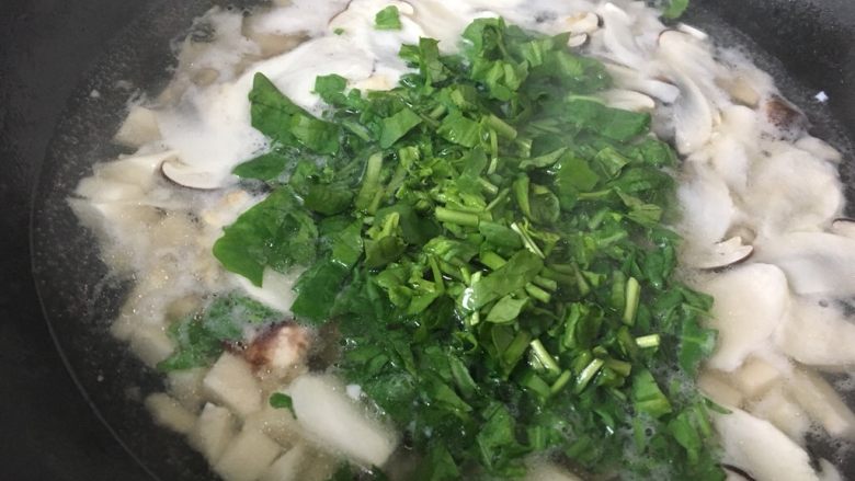 松茸荠菜豆腐汤,煮开后放入荠菜叶。