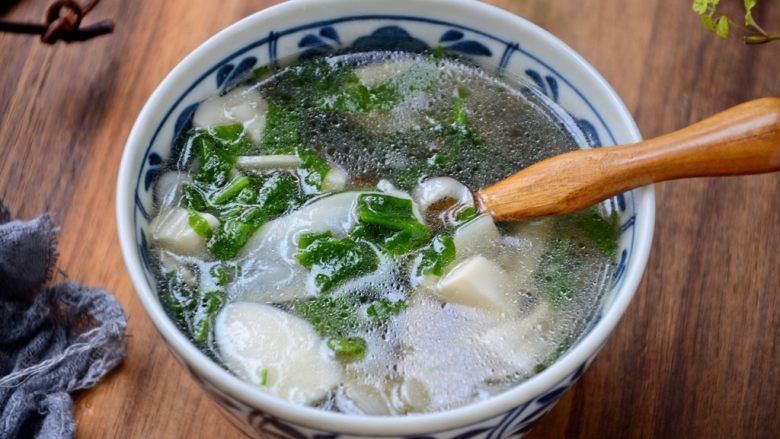 松茸荠菜豆腐汤,香喷喷出锅。