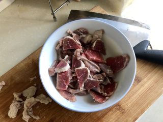 新年新意牛气冲天➕快手私房牛肉面,牛肉切约两三毫米厚的片，还有点牛油切小块