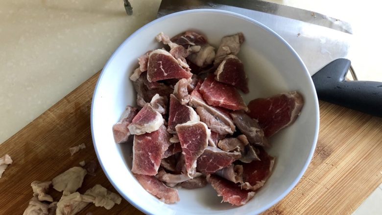 新年新意牛气冲天➕快手私房牛肉面,牛肉切约两三毫米厚的片，还有点牛油切小块