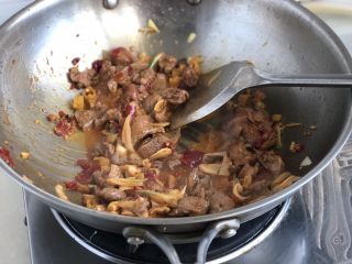 新年新意牛气冲天➕快手私房牛肉面,加入适量热水，水可以多一点，大概两升左右，炖出来的牛肉汤直接做面的底汤的，