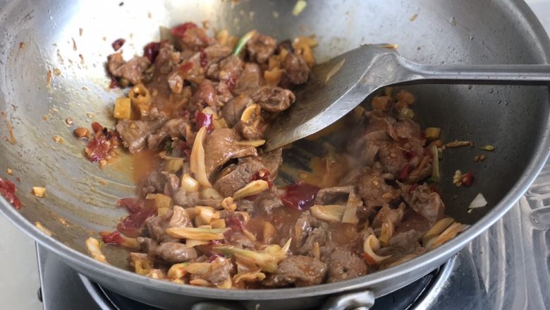 新年新意牛气冲天➕快手私房牛肉面,加入适量热水，水可以多一点，大概两升左右，炖出来的牛肉汤直接做面的底汤的，