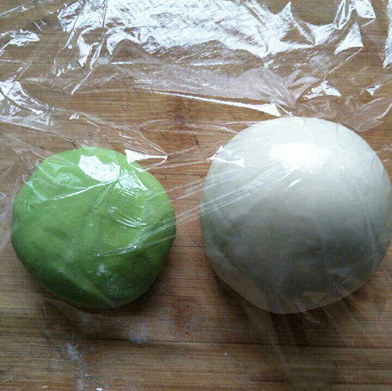 翡翠白菜饺子,雪花粉加上清水和成白面团，和绿面团盖上保鲜膜一起醒15分钟（白面团的体积是绿面团的近2倍）；