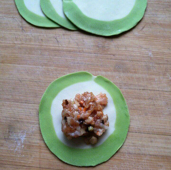 翡翠白菜饺子,在饺子皮上放上肉馅；