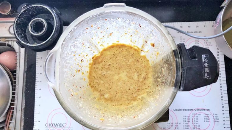美容养颜红枣桂花糕,启动自动搅打功能10秒钟打成枣糊状。