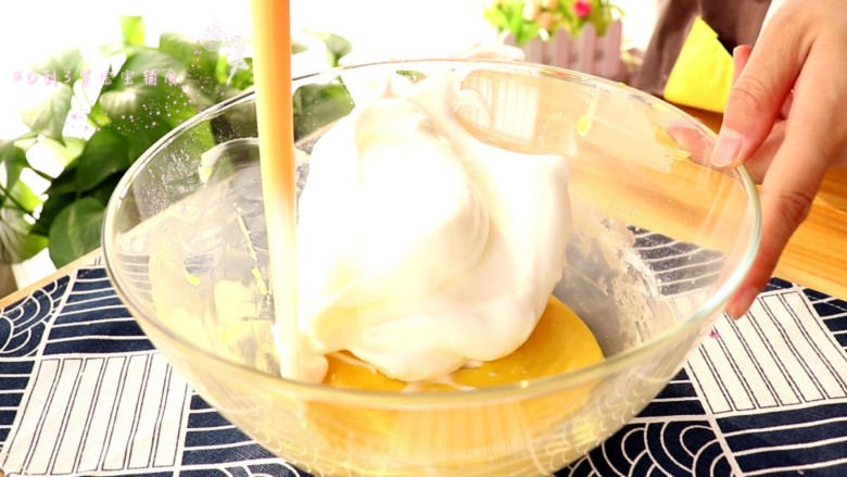 宝宝辅食 香橙蛋糕卷,取1/3蛋白霜到蛋黄糊中，翻拌均匀
