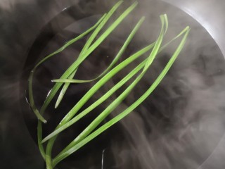 八宝百财福袋,关火后将洗净的韭菜叶下锅微烫立即沥水捞出。
