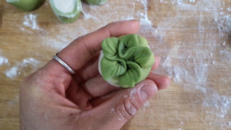八宝百财蒸饺,收口后的饺子下面是白色的，上面是绿色，就像一颗白菜。