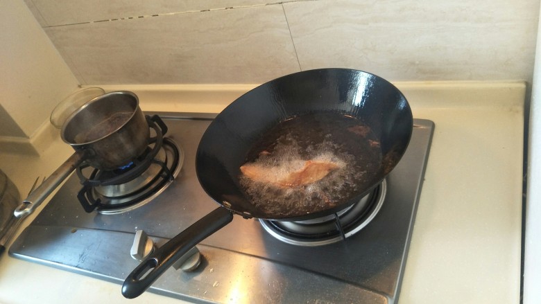 青鱼de一鱼两吃(上海熏鱼＋红鱼头汤),把鱼段放入锅中炸至。