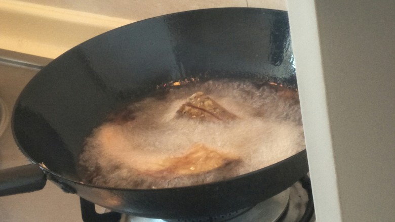 青鱼de一鱼两吃(上海熏鱼＋红鱼头汤),中火炸至两面金黄。可以炸的老一点。