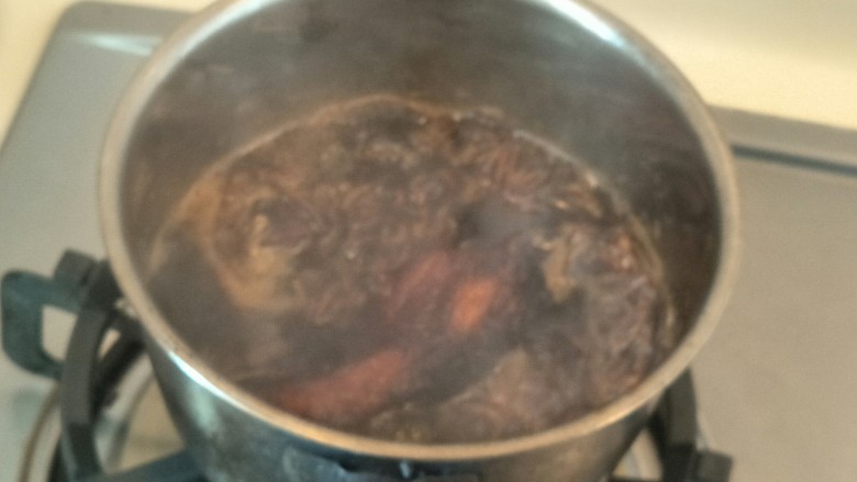 青鱼de一鱼两吃(上海熏鱼＋红鱼头汤),再把炸好的鱼块浸入我们刚刚。调配好的蘸料。蘸料里面进30秒。