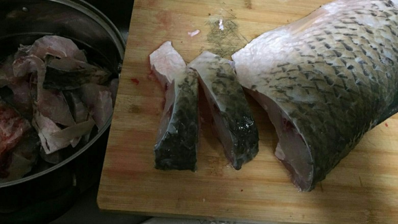 青鱼de一鱼两吃(上海熏鱼＋红鱼头汤),鱼身体切两厘米左右。