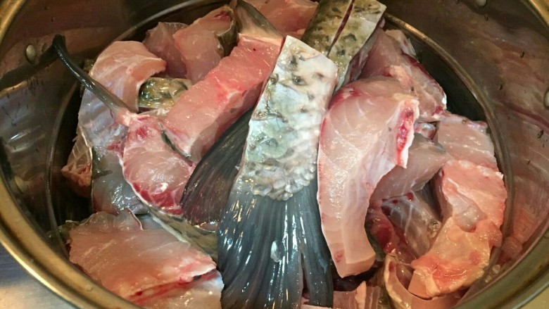 青鱼de一鱼两吃(上海熏鱼＋红鱼头汤),整条鱼全部放入锅中。