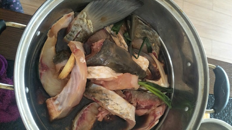 青鱼de一鱼两吃(上海熏鱼＋红鱼头汤),腌制20分钟。