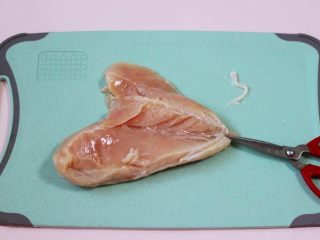 少油减脂的劲爆鸡米花,先把鸡胸肉洗干净，用剪子把表面一层筋膜去掉。