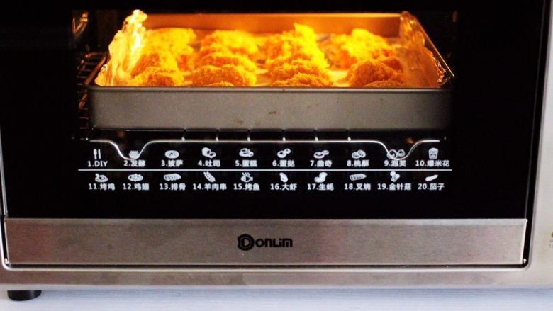 少油减脂的劲爆鸡米花,启动烤箱，上管190度，下管185度，烤制20分钟。(具体时间及温度请根据自家烤箱性能另定)
