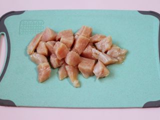少油减脂的劲爆鸡米花,用刀把鸡胸肉再切块状。（鸡块大小可以根据个人喜欢)