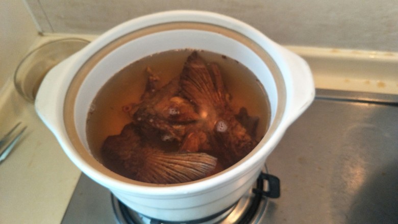 青鱼de一鱼两吃(上海熏鱼＋红鱼头汤),放入砂锅。倒入冷水大火烧开。