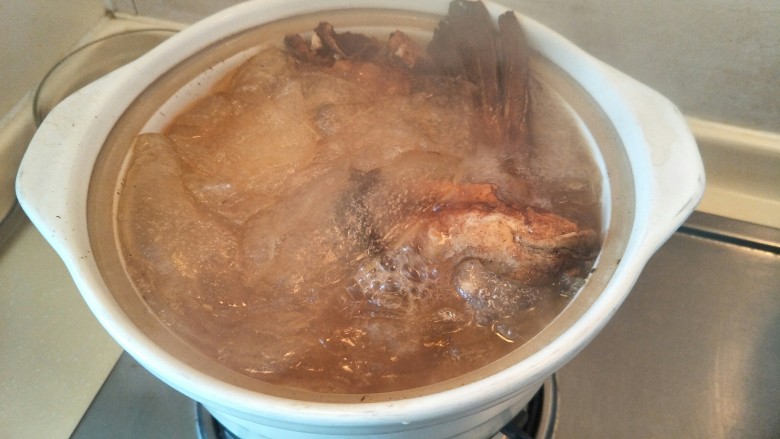 青鱼de一鱼两吃(上海熏鱼＋红鱼头汤),盖盖小火炖30分钟。