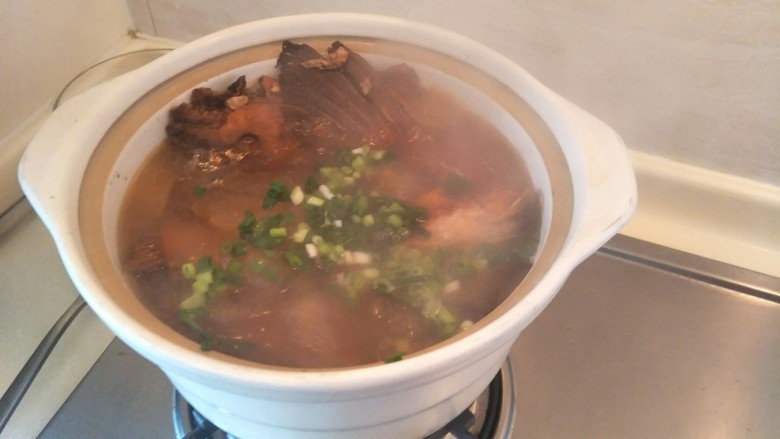 青鱼de一鱼两吃(上海熏鱼＋红鱼头汤),出锅放一点葱。调味按照自己口味调。