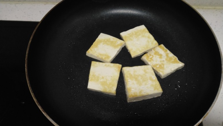 豆腐排骨炒白菜,煎至两面金黄。