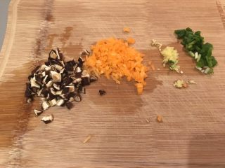 菜心蒸肉,干香菇泡软去蒂头剪成小块、红萝卜切小丁、姜切末、切葱花
