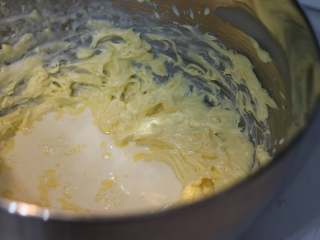 PH大师的金宝酥粒蓝莓麦芬,5. 室温彻底软化的黄油打发变白后，分3次加入淡奶油（淡奶油要提前加热至温热状态）。
