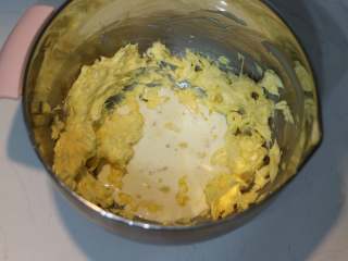PH大师的金宝酥粒蓝莓麦芬,6. 每加入一次淡奶油，都需要将淡奶油和黄油打至一体状态才可以加入下一次淡奶油
