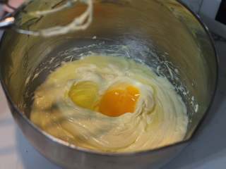 PH大师的金宝酥粒蓝莓麦芬,8. 室温的鸡蛋分两次加入到【步骤7中】，每一次加入后确保用打蛋器打至混合均匀成为一体才可以加入下一次。
