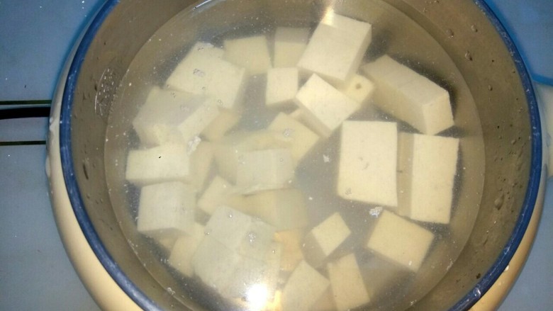 麻酱味白菜豆腐汤,煮锅中放入适量清水，加入豆腐