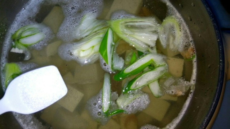 麻酱味白菜豆腐汤,加入适量盐