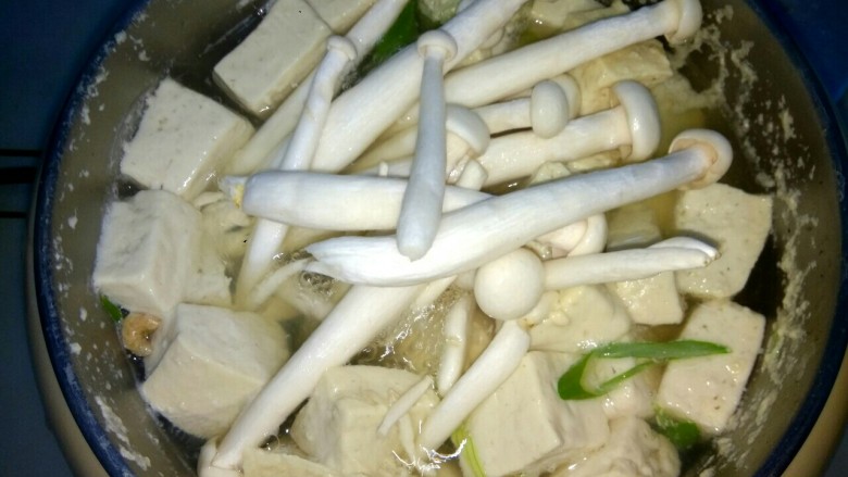 麻酱味白菜豆腐汤,加入海鲜菇，大火烧开