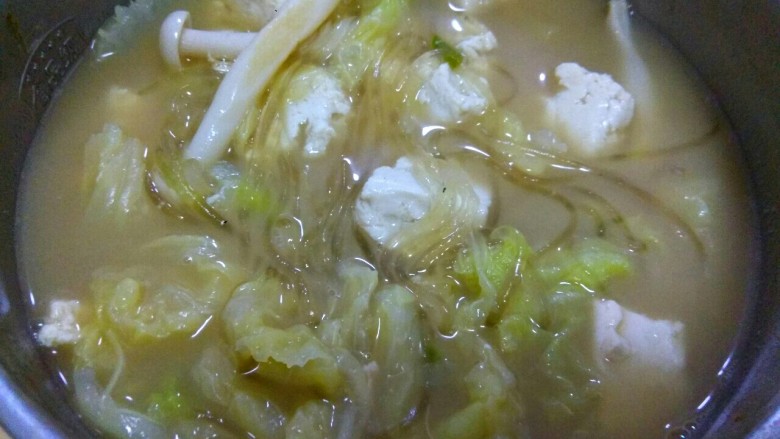 麻酱味白菜豆腐汤,搅拌均匀汤特别好喝，好吃不胖