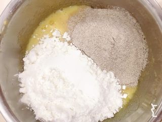 黑麦核桃桃酥,筛入低粉和黑麦粉，也可以换成全麦粉
