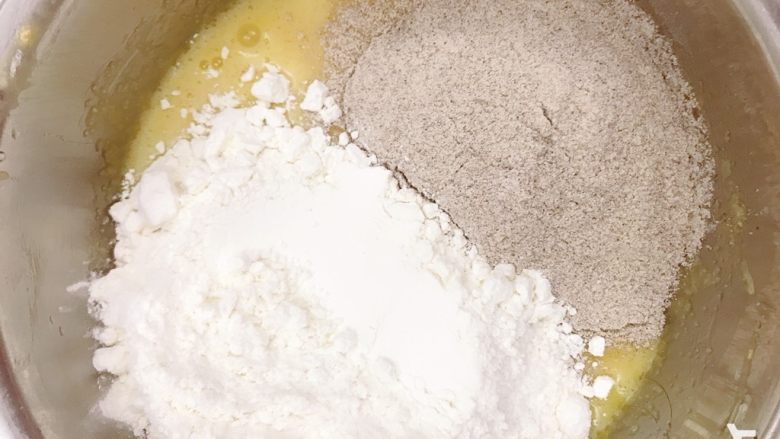 黑麦核桃桃酥,筛入低粉和黑麦粉，也可以换成全麦粉