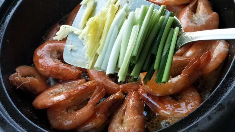 年夜饭之油焖大虾,放入葱姜。