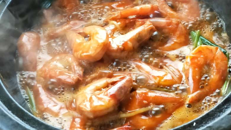 年夜饭之油焖大虾,中火煎至汤汁收尽。