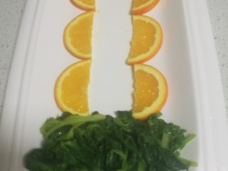 菜谱#香橙可乐鸡翅#[创建于21/元~2019],橙子改刀，切成薄片，摆在中两边。