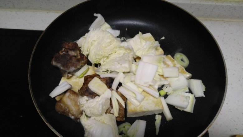 豆腐排骨炒白菜,放入白菜。