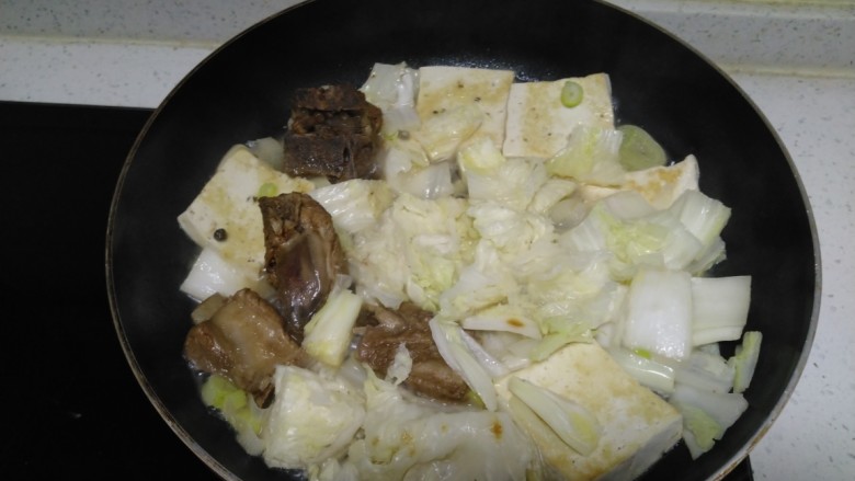 豆腐排骨炒白菜,翻炒均匀。