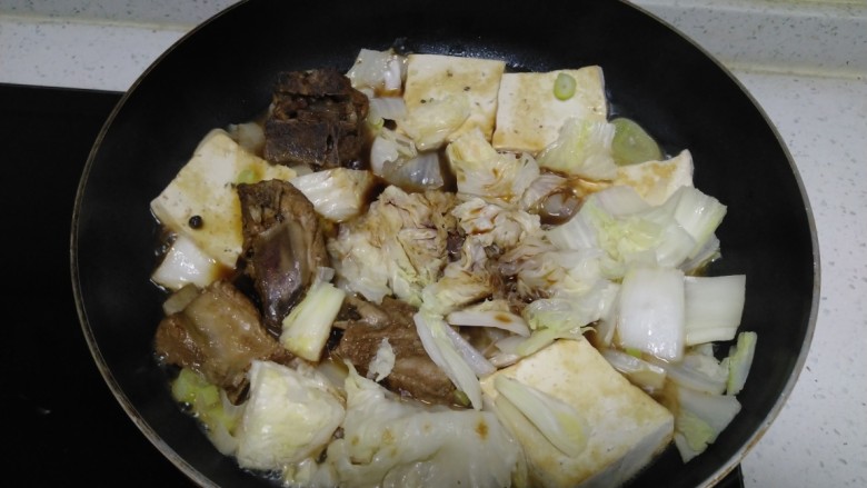 豆腐排骨炒白菜,白菜炒至断生，加入上述调料。